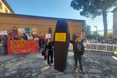 Studenti e ricercatori Siena inscenano funerale Università in occasione della visita di Bernini