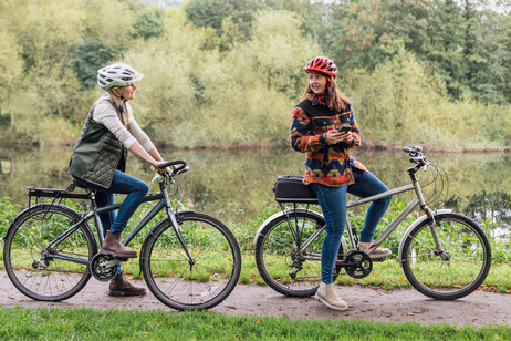 Due donne mature in bicicletta foto iStock.