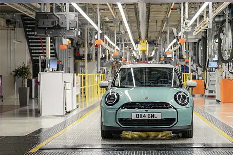 Bmw sospende ammordernamento Oxford per le Mini elettriche