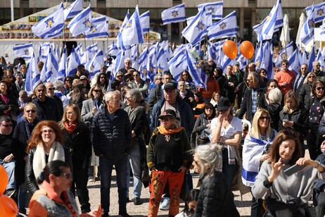 In Israele folla in strada per funerali di bimbi e mamma Bibas