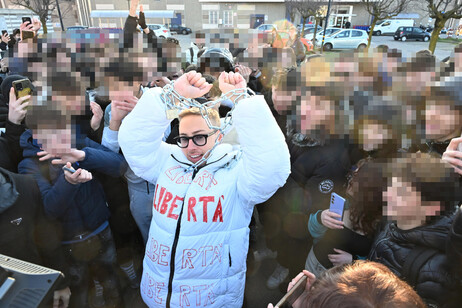 Gli studenti applaudono il porno attore incatenato per protesta