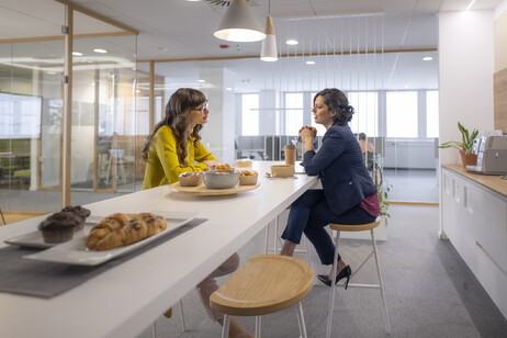 Due colleghe mangiano in ufficio foto iStock.