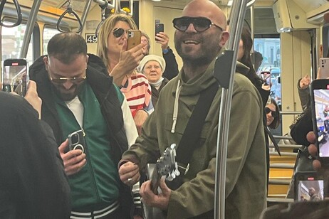 Giuliano Sangiorgi canta 'Mentre tutto scorre' in tram a Milano