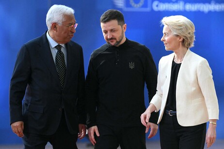 ntonio Costa (d), Ursula von der Leyen e Volodymyr Zelensky