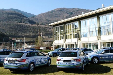 Le vetture consegnate dall'Autobrennero alla Polizia Stradale