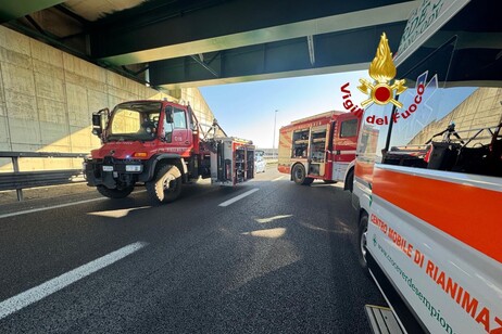 Bus con 44 bambini tampona un Tir, gravissimo l'autista