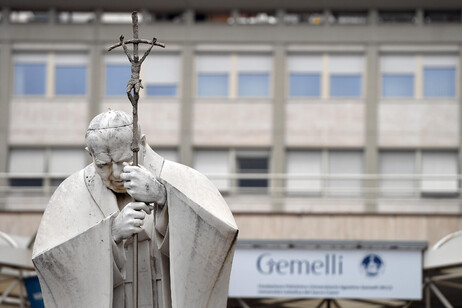 La notte è trascorsa tranquilla, il Papa sta riposando