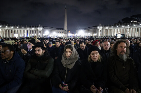 Cominciato il Rosario a San Pietro per la salute del Papa