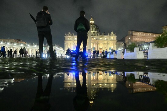 Prosegue la preghiera dei fedeli a San Pietro