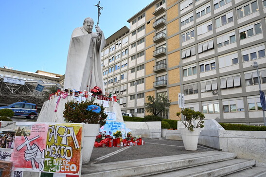 Esperto, al Papa ventilazione prolungata per ossigenare il sangue