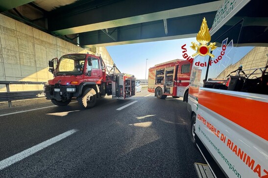 Bus con 44 bambini tampona un Tir, gravissimo l'autista