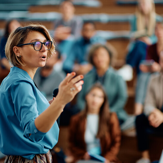 Una donna durante una presentazione pubblica foto iStock.