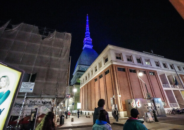 The Mole Antonelliana is illuminated with the colors of Ukraine (foto: ANSA)