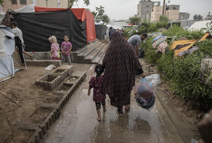 Displaced Palestinians take refuge in tent complex in Khan Yunis © ANSA/EPA