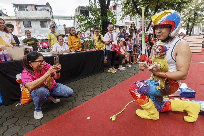 Pet fashion show held to mark World Animal Day in the Philippines © ANSA/EPA