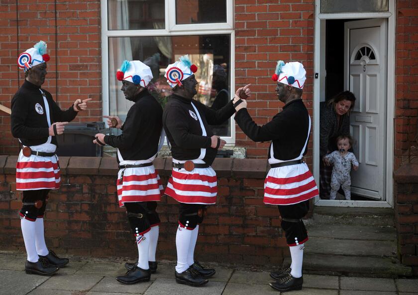 'Coconut Dancer ' con i volti anneriti per non essere riconosciuti dagli spiriti,Manchester, 8 aprile © ANSA/AFP