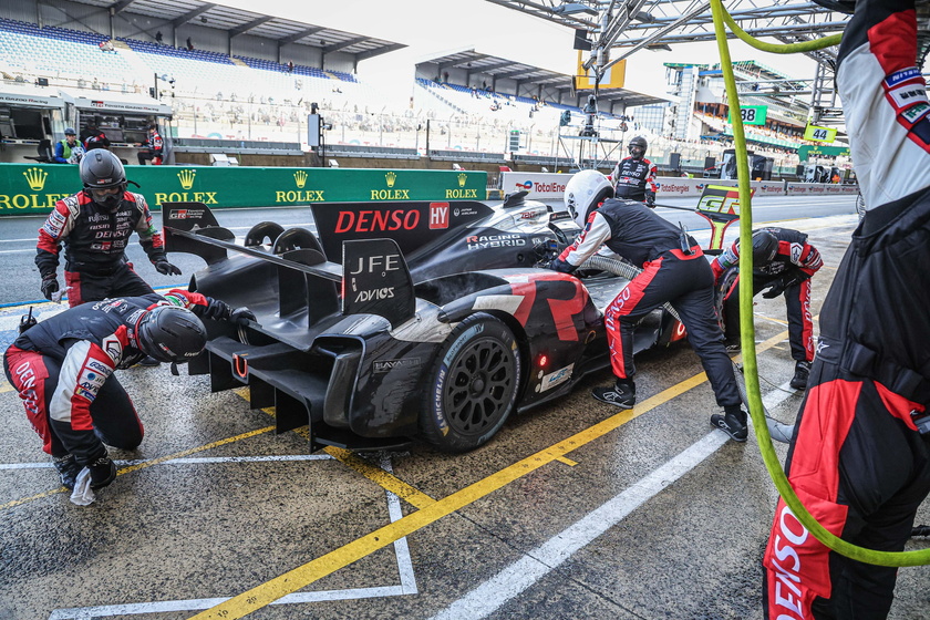 24Ore Le Mans: auto fuori pista e Valentino Rossi si ritira