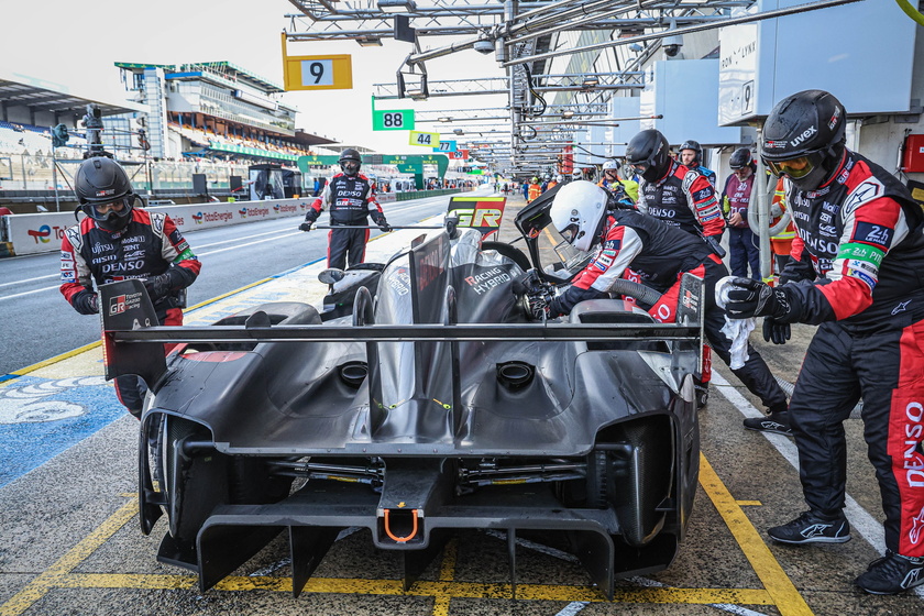 24Ore Le Mans: auto fuori pista e Valentino Rossi si ritira