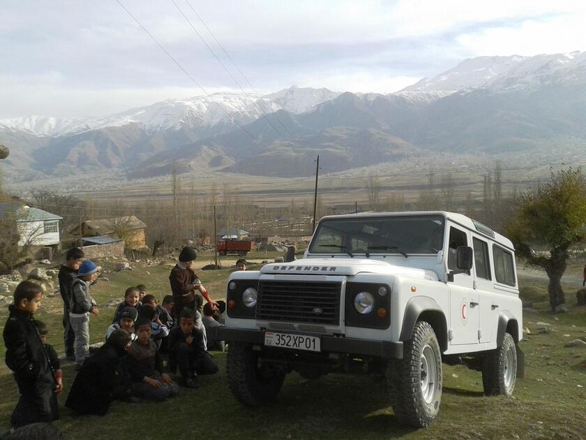 Defender al fianco della Croce Rossa