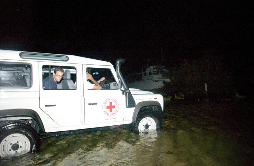 Defender al fianco della Croce Rossa