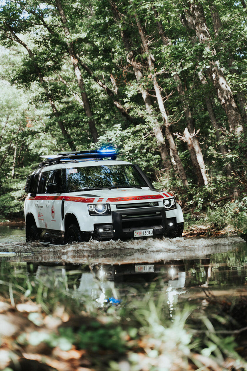 Defender al fianco della Croce Rossa