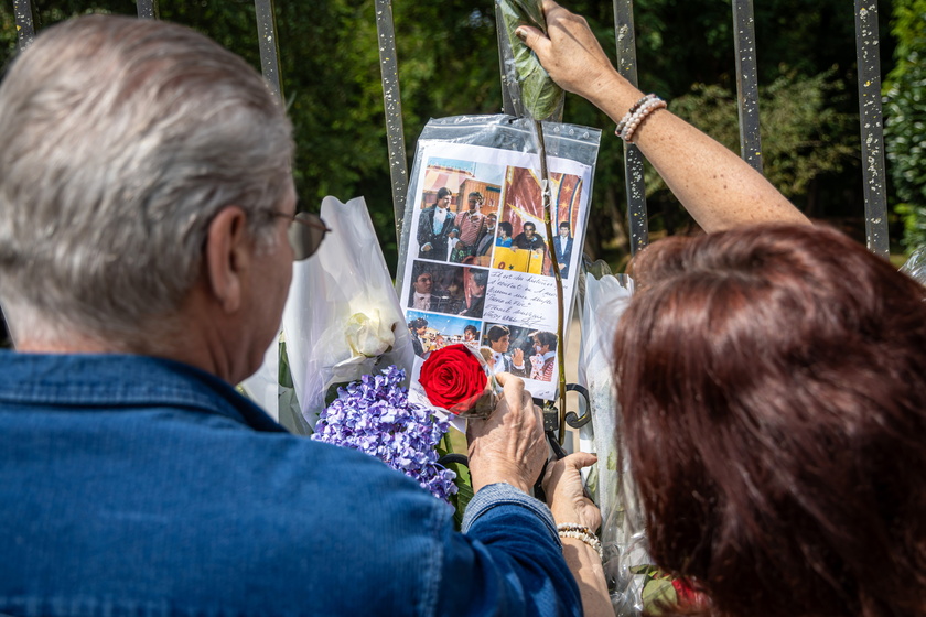 People pay tribute to late film icon Alain Delon in France