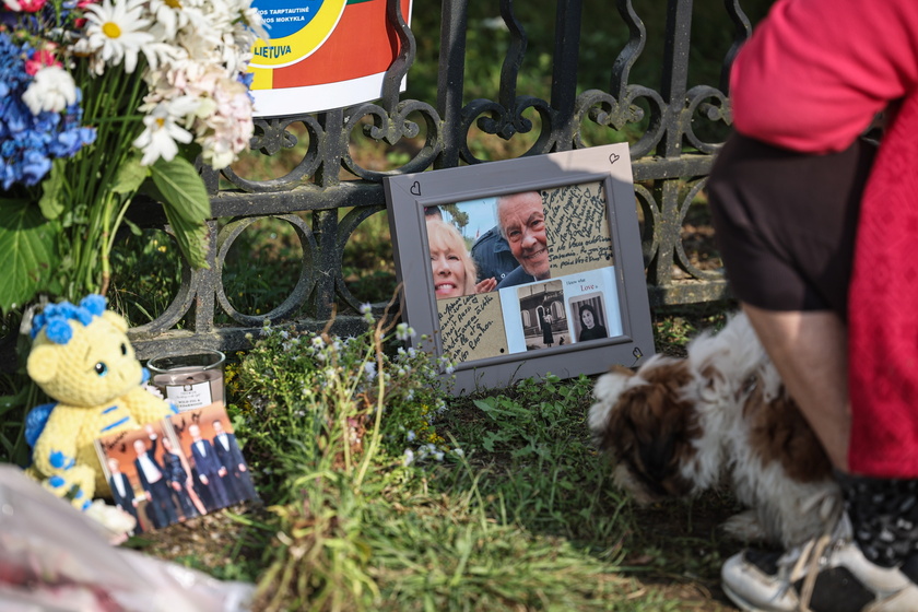 People pay tribute to late film icon Alain Delon in France