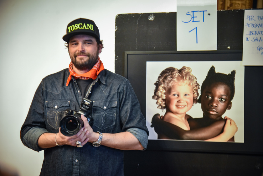 Milano omaggia Oliviero Toscani a Palazzo Reale con le sue foto