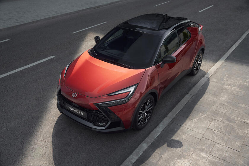 Toyota C-HR Lounge Hero