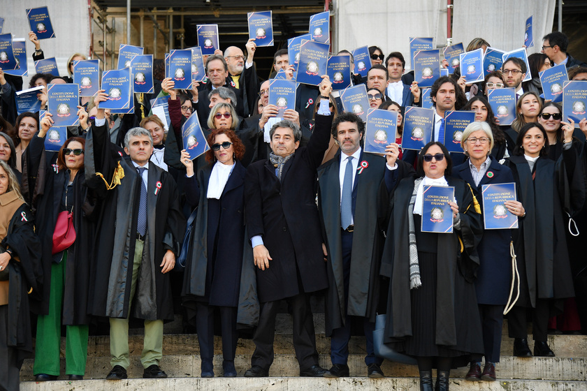 Flash mob toghe fuori Cassazione, mostrano Costituzione