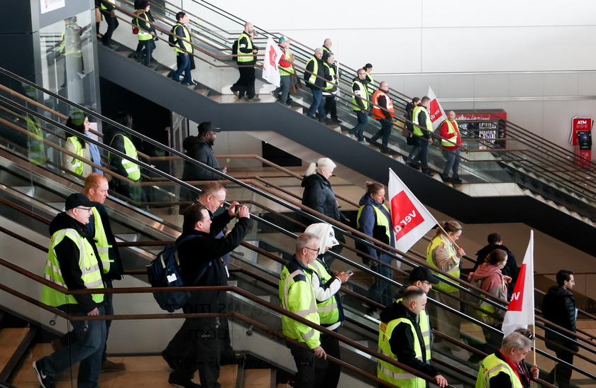 The trade union ver.di calls on employees at 11 German airports to go on warning strike