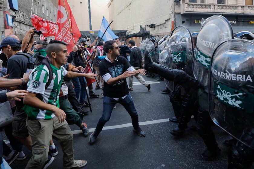 Scontri a Buenos Aires per la protesta dei pensionati