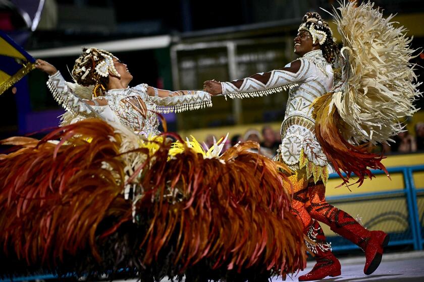 Carnevale, a Rio de Janeiro sfilano le scuole di samba