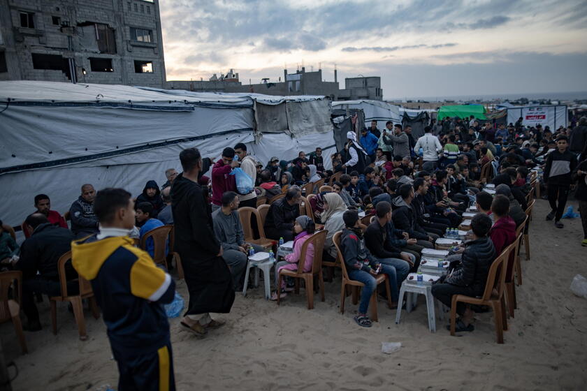 Palestinians in Khan Younis gather to break fast on Ramadan's fourth day