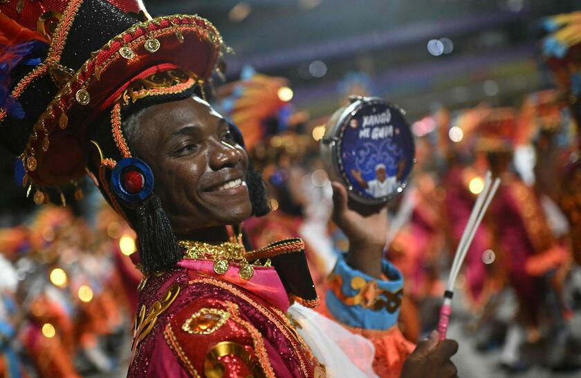 Carnevale, a Rio de Janeiro sfilano le scuole di samba