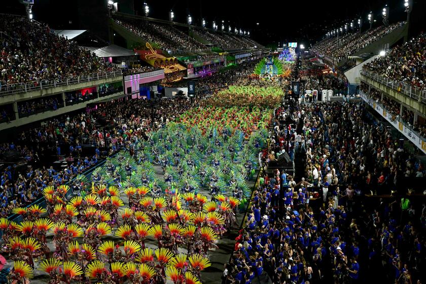 Carnevale, a Rio de Janeiro sfilano le scuole di samba