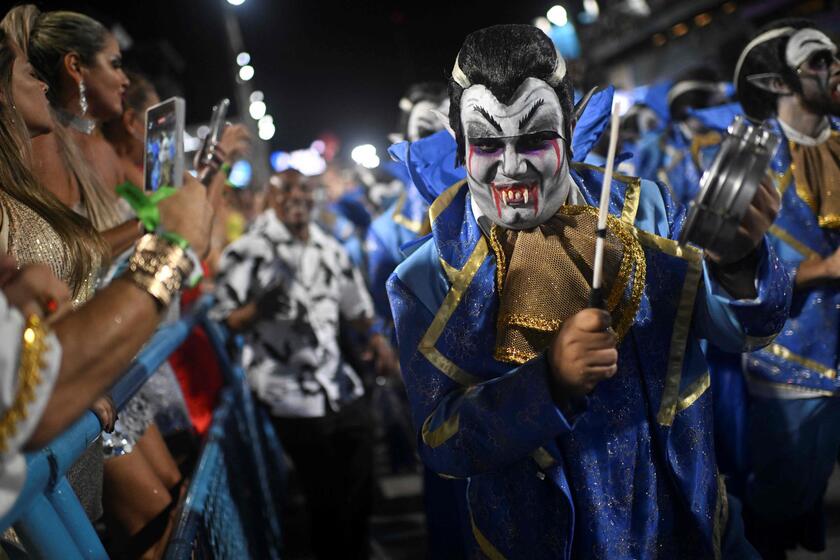 Carnevale, a Rio de Janeiro sfilano le scuole di samba