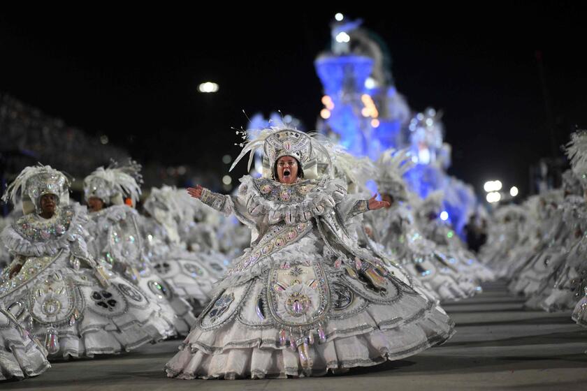 Carnevale, a Rio de Janeiro sfilano le scuole di samba