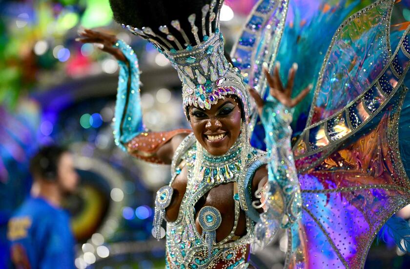 Carnevale, a Rio de Janeiro sfilano le scuole di samba