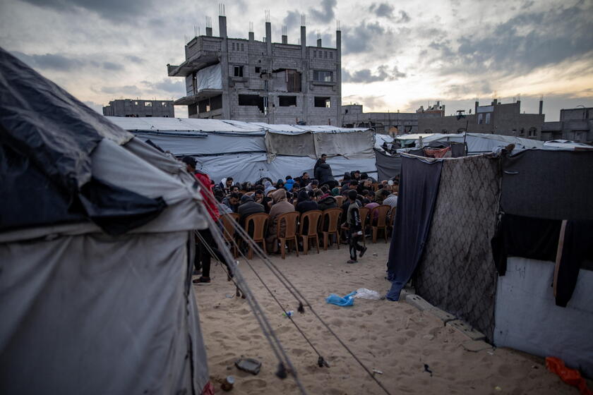 Palestinians in Khan Younis gather to break fast on Ramadan's fourth day