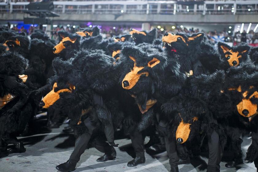 Carnevale, a Rio de Janeiro sfilano le scuole di samba