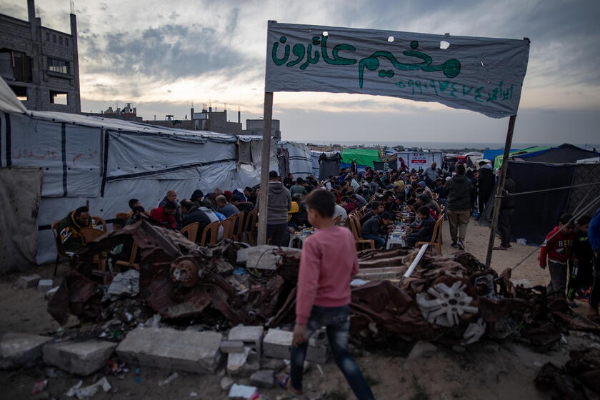 Palestinians in Khan Younis gather to break fast on Ramadan's fourth day