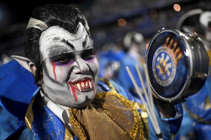 Carnevale, a Rio de Janeiro sfilano le scuole di samba