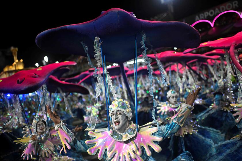 Carnevale, a Rio de Janeiro sfilano le scuole di samba