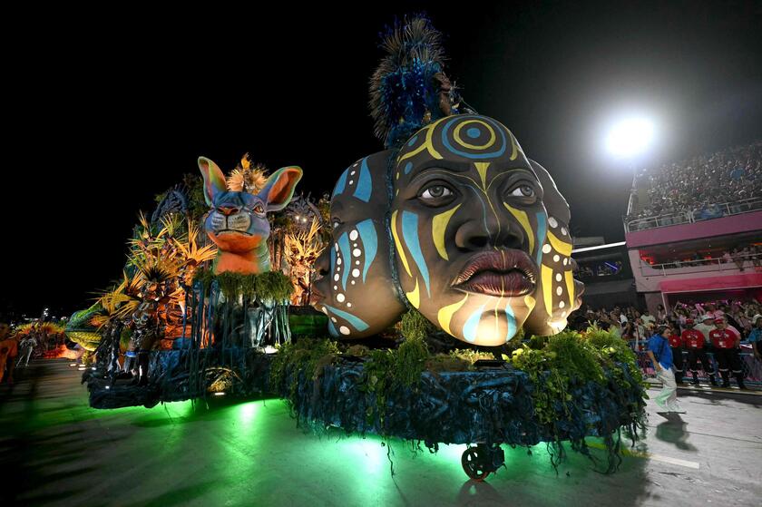 Carnevale, a Rio de Janeiro sfilano le scuole di samba