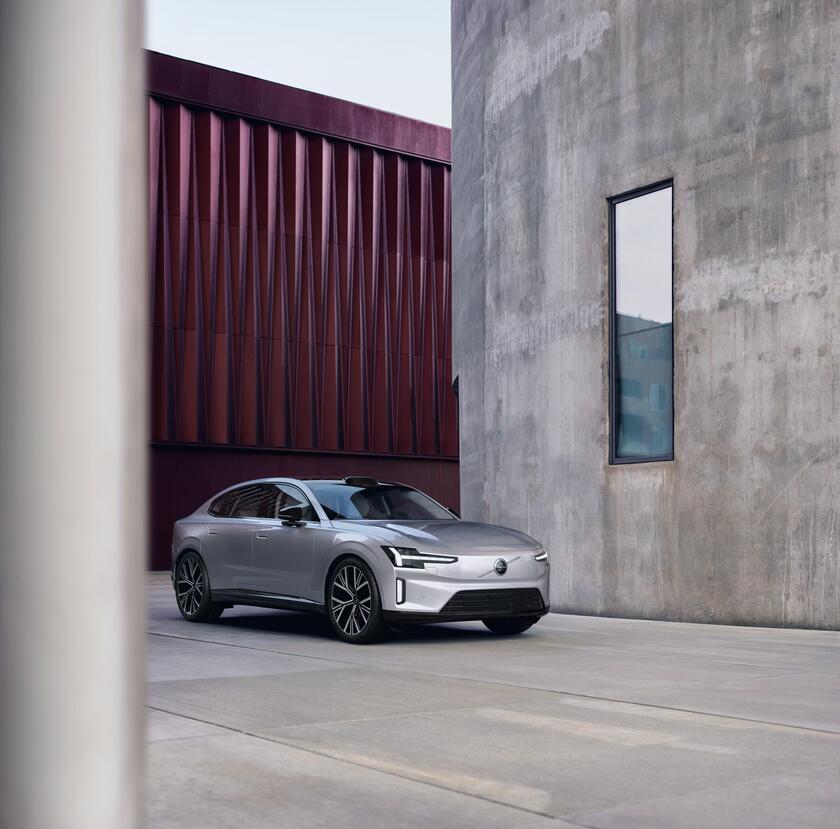 Volvo ES90 è un inno al design, tra tecnologia e sicurezza