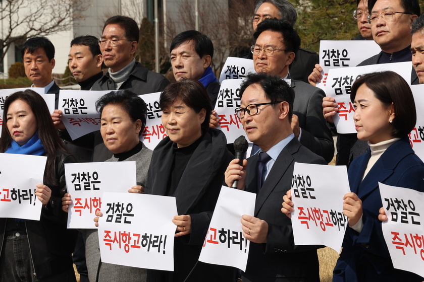 Opposition lawmakers protest court ruling to release impeached President Yoon in Seoul