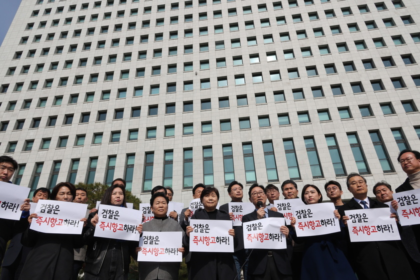 Opposition lawmakers protest court ruling to release impeached President Yoon in Seoul