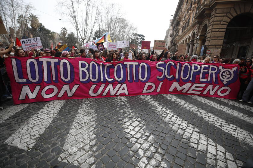 Striscioni alla manifestazione di 'Non una di meno' a Roma