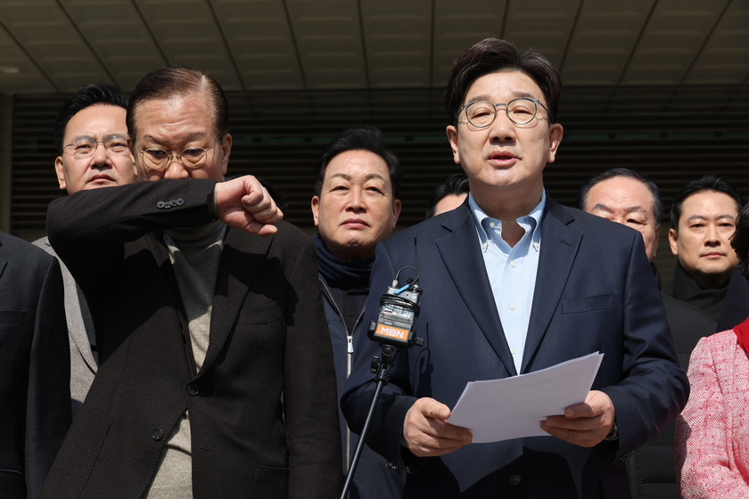 South Korean ruling party lawmakers call for Yoon's release